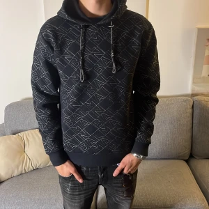 Balmain hoodie - Tjena, fet Balmain hoodie i strl M, modelen på bilden är 180 och passar perfekt! Köpt i Dubai mall för 7k för 5 månader sen, vid fler frågor tveka inte på fråga! (Skick 10/10)