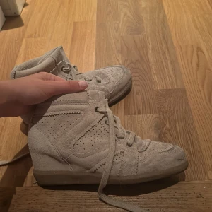 Isabel marant inspirerande skor - Säljer dessa Isabel marant inspirerade skor från pavement. Köpta för 1395kr. De är använda några gånger men ändå i fint skick🩷
