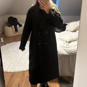 MÖRKGRÅ KAPPA - skitsnygg mörkgrå kappa från lager 157, storlek xs och i väldigt fint skick!