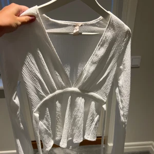 Vit topp - Säljer denna söta toppen som jag andvänt max 3 ggr💕