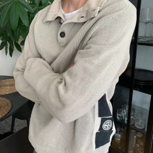 Vintage stone island sweater - Hej! Jag säljer den här riktigt sköna stone island tröjan, storleken är en M men är lite oversized, skriv om du är intresserad:)