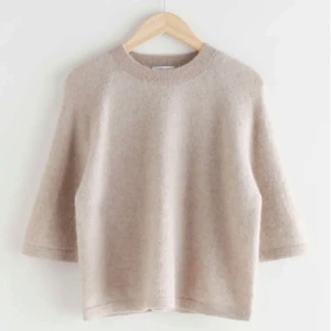 Stickad t-shirt - Stickad t-shirt från other stories 