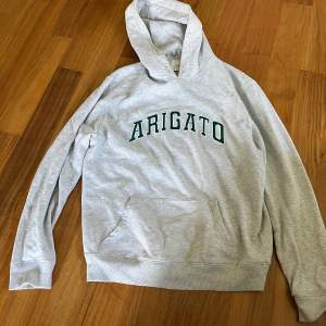 En grå Axel Arigato hoodie i storlek Large men passar även Medium Väldigt bra skick  Nypris 2000 men mitt pris är 800 priset är inte hugget i sten  Kan mötas upp eller skicka  Väldigt fint skick 