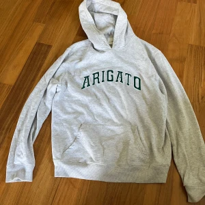 Axel Arigato hoodie - En grå Axel Arigato hoodie i storlek Large men passar även Medium Väldigt bra skick  Nypris 2000 men mitt pris är 800 priset är inte hugget i sten  Kan mötas upp eller skicka  Väldigt fint skick 