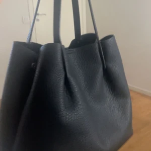 Väska - Säljer denna osäker på vart den är ifrån men köpte för cirka 500-600kr❤️ den är helt ny, säljer för behöver pengar till min killes födelsedag 