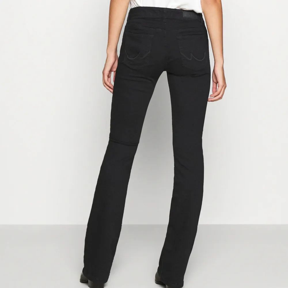 Supersnygga lågmidjade bootcut jeans från LTB🥰(köpta från zalando) . Jeans & Byxor.