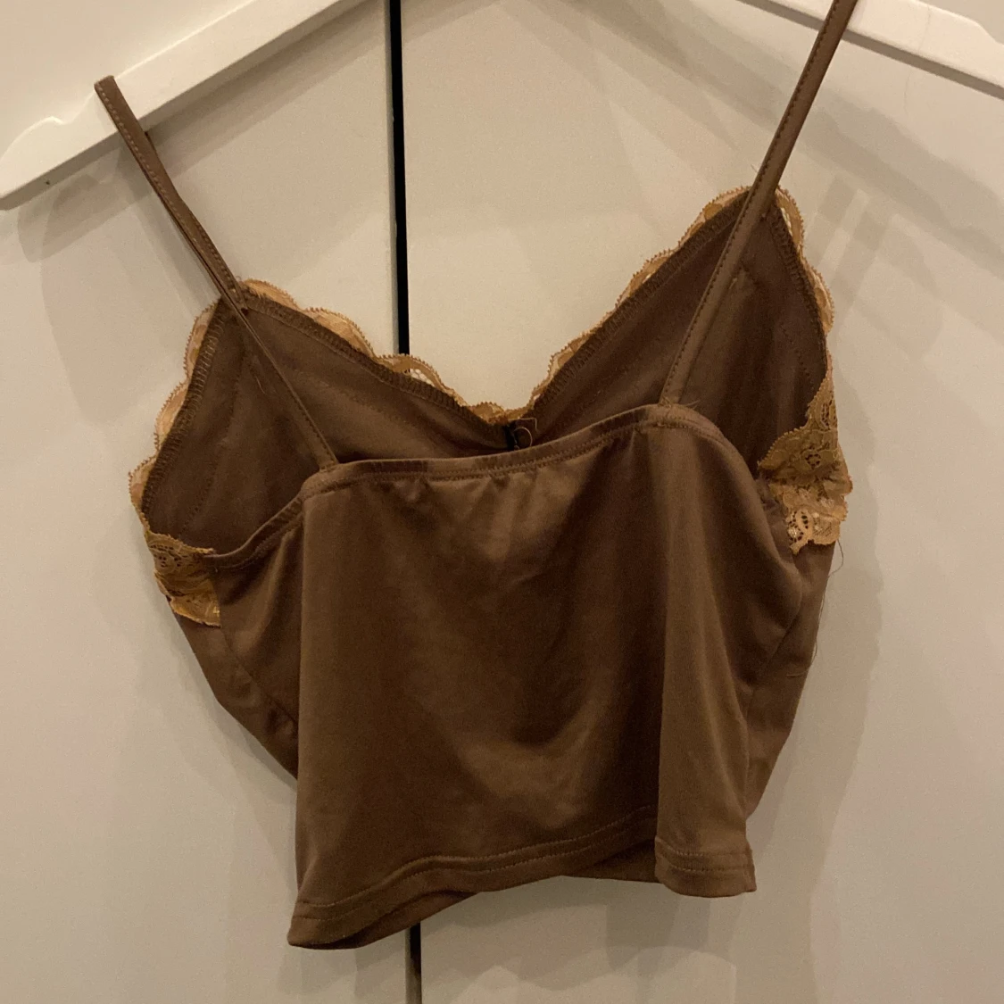 Brun linne med spetsdetaljer - 91