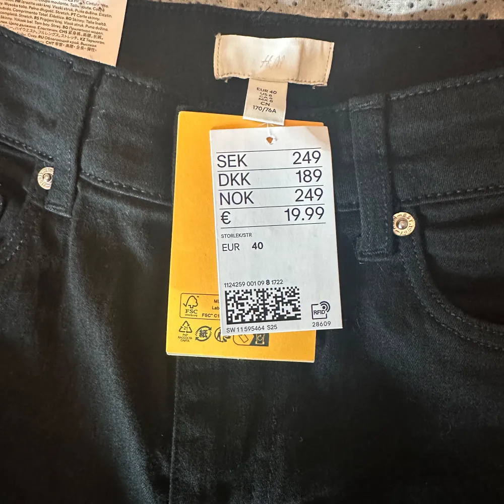 Svarta jeans från H&M som är helt nya i storlek: 40 men passar 38/36!  Säljer för 249kr (FRÅGA OM BÄTTRE FÖRSTA BILD DEN BLEV INTE BRA HÄR) . Jeans & Byxor.