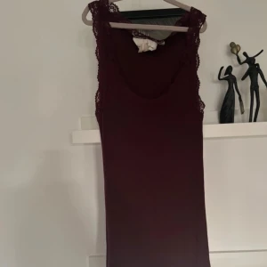 Ribbat linne  - Storlek xs. Har börjar fransa/tråda sig i nederkant. 