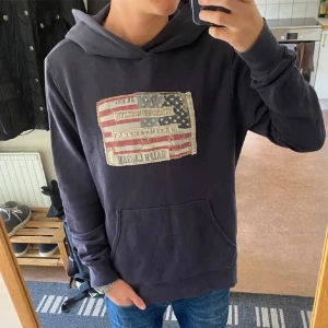 Ralph lauren hoodie - Tja! Säljer nu denna feta Ralph lauren hoodie i fint skick (9/10 skick). Pris kan diskuteras, hör av er vid minsta fundering eller fråga😊