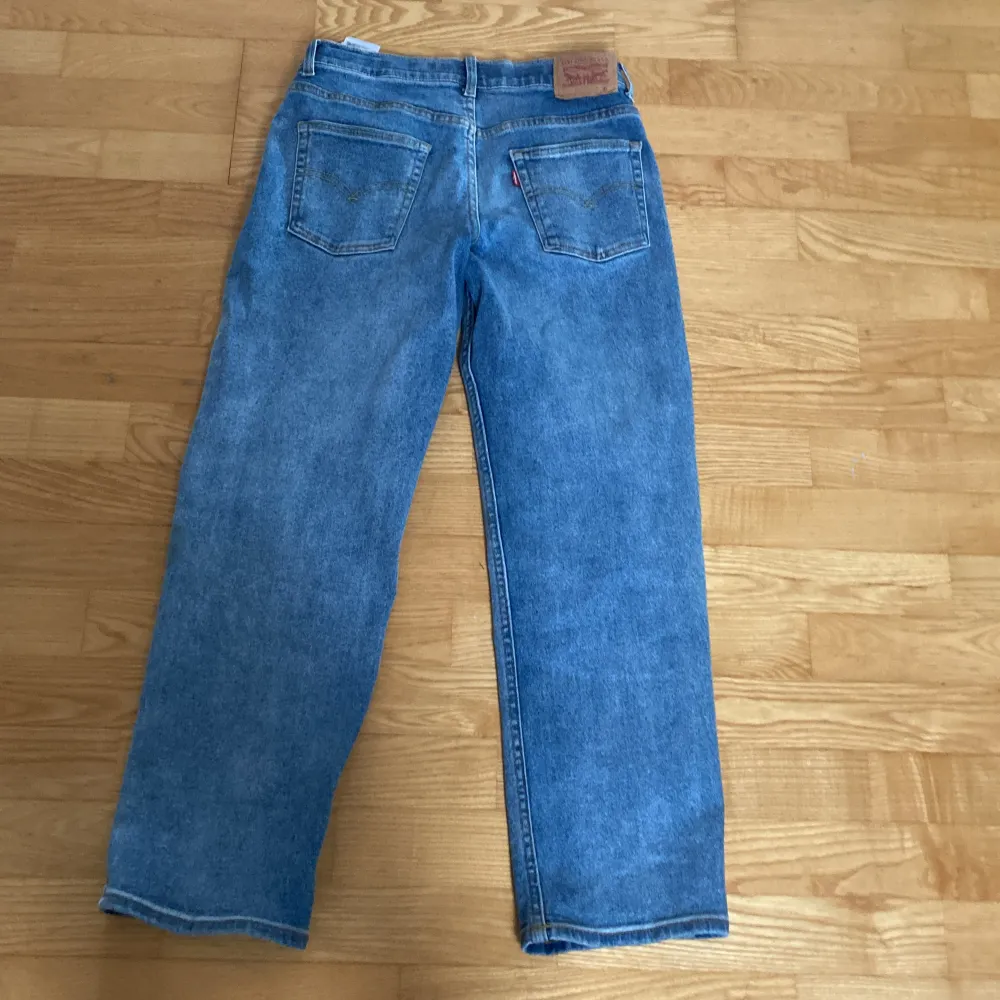 Hej Säljer mina blå levi’s jeans. för att jag inte använder dem längre och är för att dem är för små för mig.dem är i jätte bra skick knappt använd.Skriv vid minsta fråga!!. Jeans & Byxor.