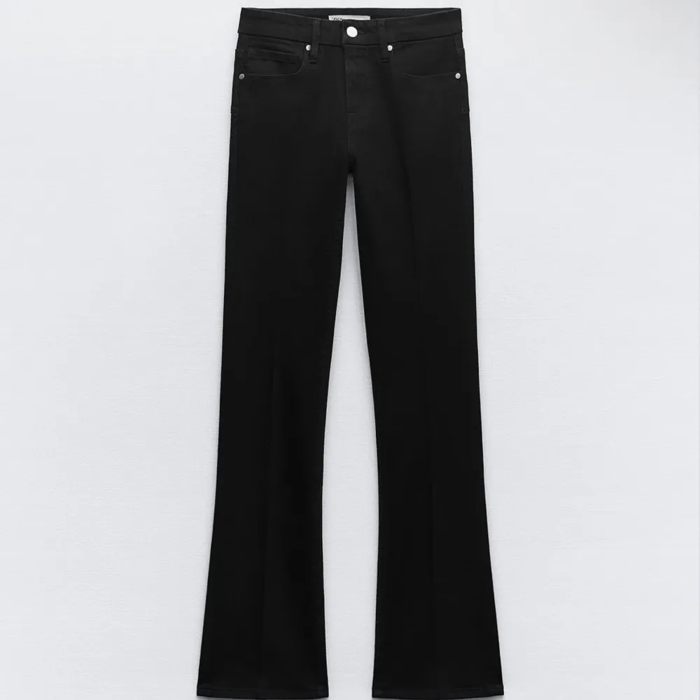 Svarta mid waist jeans från Zara. Använda fåtal gånger, säljer för att de är för långa. Nypris 399🤍. Jeans & Byxor.