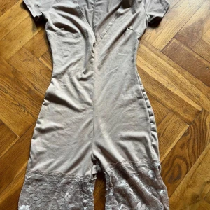 fashion nova jumpsuit - jumpsuit från fashionova passar typ s/xs!!💖