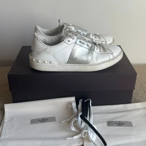 Valentino open skor - Säljer nu mina fina valentino open skor vid ytterligare frågor eller funderingar är det bara att skriva 