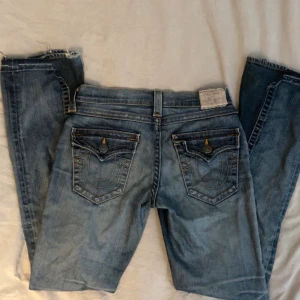 True religon jeans - Jag säljer dessa jättesnygga Low waist trueys men tyvärr var dom lite förstora för mig i midjan.💗Jag köpte dessa på Plick och säljer dom för 850kr(iklsv frakt) därav att jag köpte dom för högre pris. Hör av er om ni är intresserade.💞