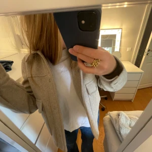 Kort kappa från zara🌟 - superfin kort kappa från zara, nästan helt oanvänd i storlek S