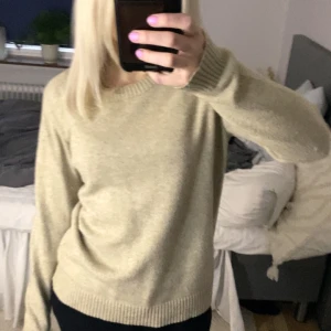 Beige stickad fårn vila  - Beige stickad använt 3 gånger 