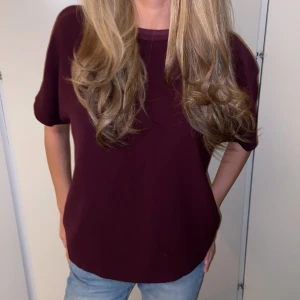 Vinröd tröja med dragkedja där bak💞 - Jättefin vinröd tröja med dragkedja där bak i mycket bra skick!🫶🏼(pris kan diskuteras)