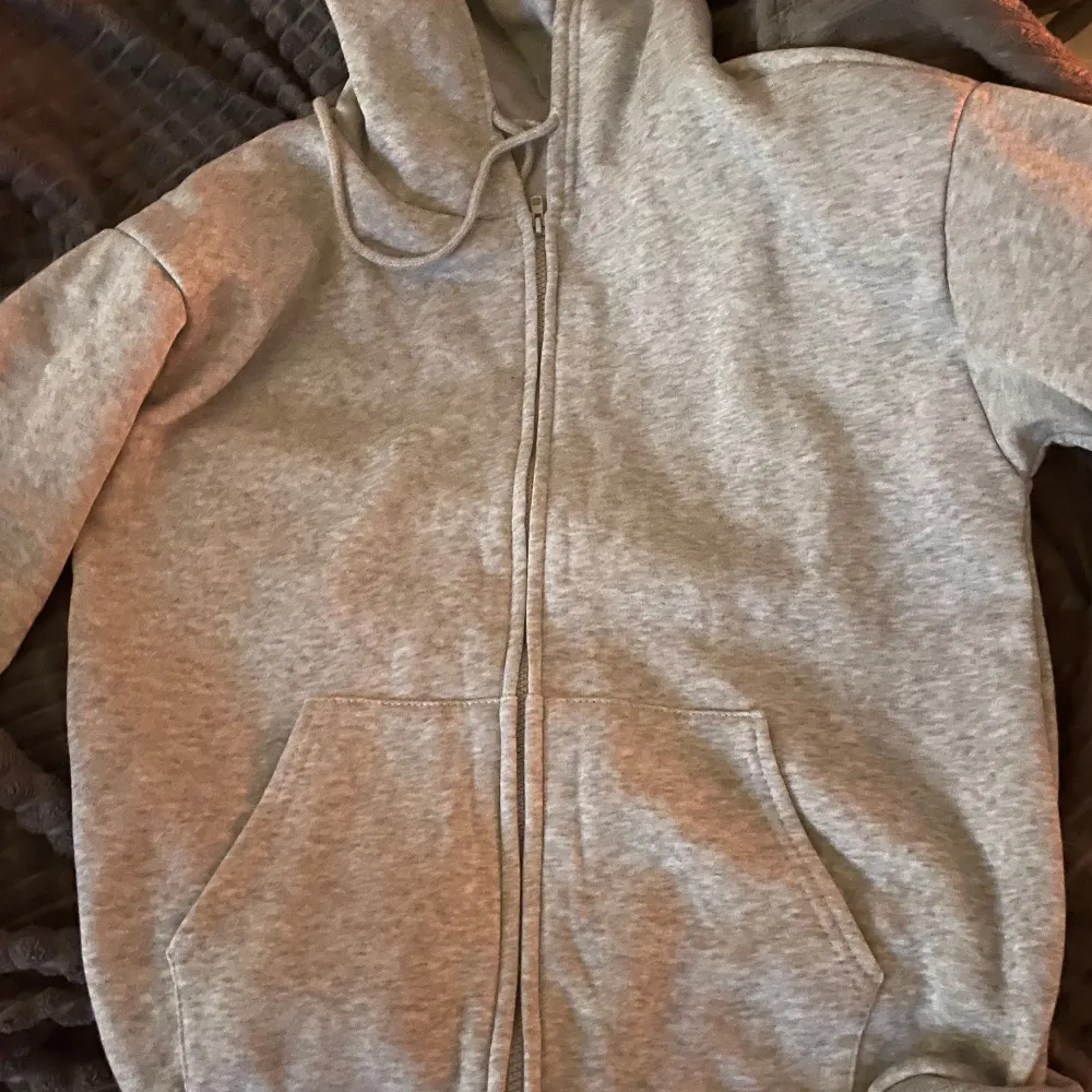 Storlek XS, köpte den för ca 200 kr. säljer den för att jag tycker att den är lite för stor för mig.. Hoodies.