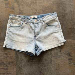 Väldigt snygga Levi’s shorts.