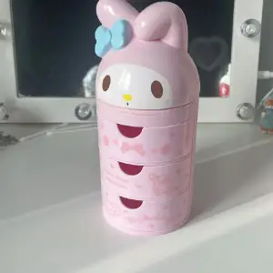 Otroligt gullig rosa sanrio my melody förvaring! Skriv för mer info eller bilder! Vi har lagt upp denna annons tidigare där vi skrivit mer men lägger upp igen för gratis frakt!😅❤️ Den är inköpt från kawaii.se🎀💕