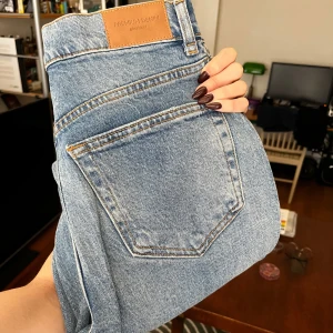 Perfect jeans - Straight - Säljer ett par Gina Tricot jeans i modellen ”Perfect jeans, Straight” i högmidjat. Storleken är 34 (motsvarar en 24-25 i midjan). Endast testade. Säljer då dom är något för små på mig men har inte töjt ut dom då jag inte haft på mig dom.