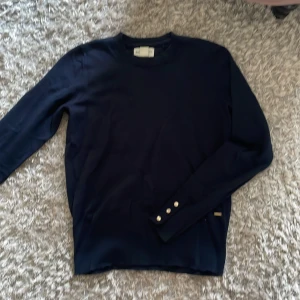 Stickad tröja  - Fin stickad tröja från Lindex💗mörk blå med guldiga detaljer🥰
