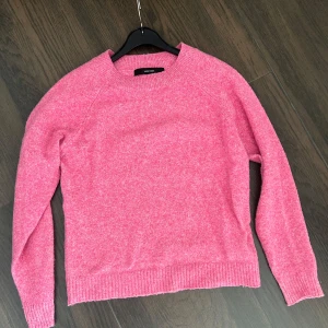 Rosa stickad tröja - Säljer en superfin rosa stickad tröja från Vero Moda. Storlek S, använd fåtal gånger. Passar perfekt till hösten!💖