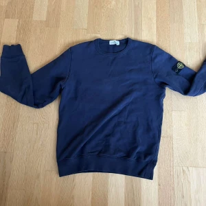 Stone island tröja - Säljer min feta Stone island tröja då jag rensar garderoben, Tröjan är i storlek S. Tröjan är 100% äkta (bild 4) Skick 9/10 Nypris:2000     Vårt pris:700 Pris kan diskuteras😁💯