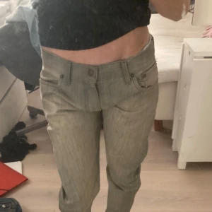 Baggy jeans - Skit snygga baggy gråa jeans, färgen ser lite konstig ut i bilden men de är gråa. Bra skick. Priset är inte fast.