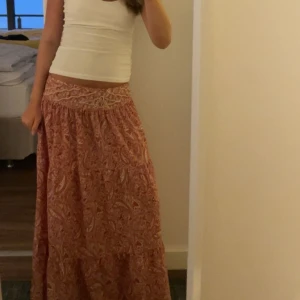 Långkjol Zara - Jättefin lång kjol från zara!  Den är helt ny och aldrig använd så i jättebra skick. Om ni undrar över något mer så är det bara att höra av er ❤️