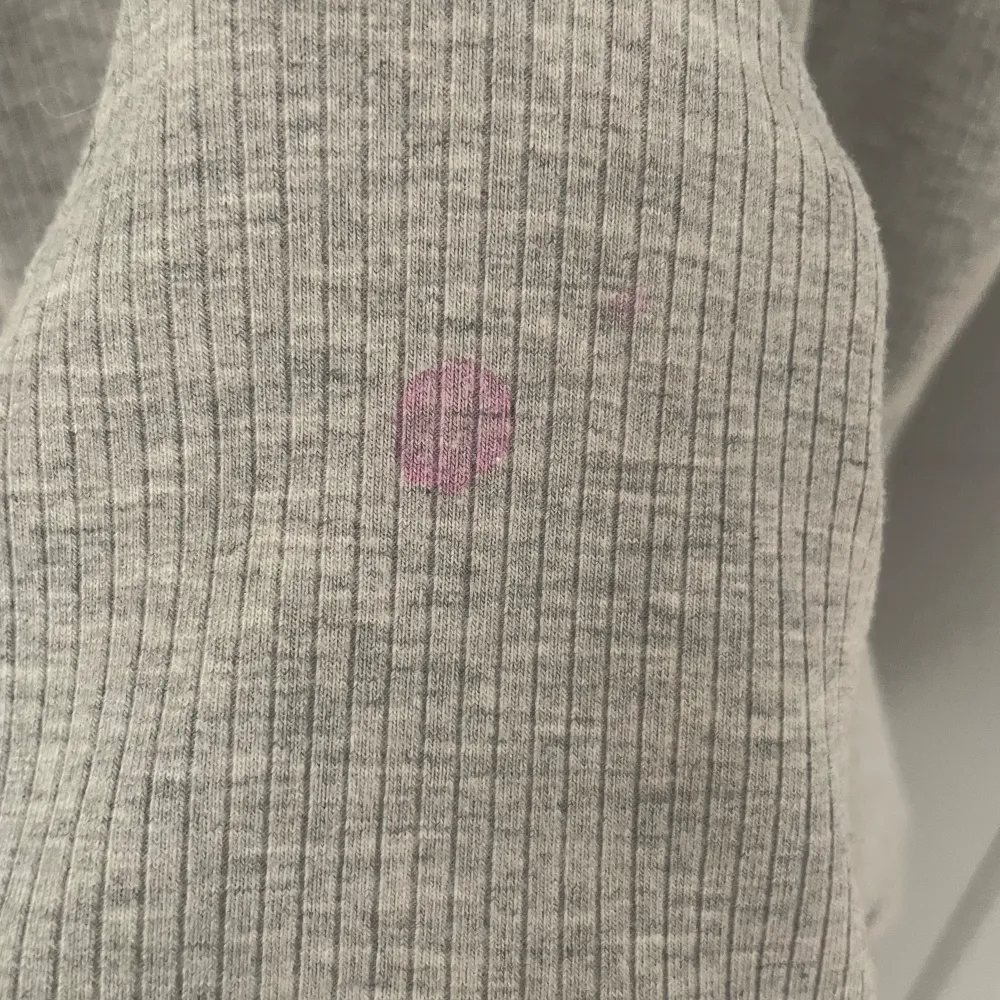Den har en ros fläck allra längst ner på klänning, inte super synlig. Går antagligen att gå bort på något sätt. Använd ett par gånger, men fortfarande i fin.. Mekot.