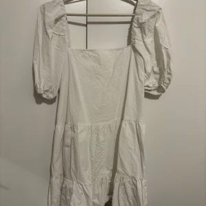 Klänning - Klänning från H&M använd några gånger och är i storlek S. Skulle säga att den är lite stor men funkar bra + spårbarsfrakt 65 kr