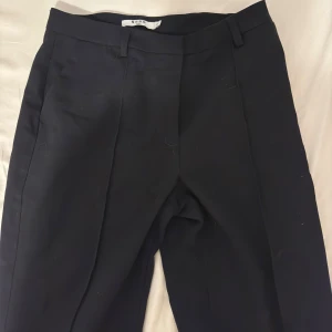 Kostymbyxor - Kostymbyxor från NAKD med slits på båda sidor i storlek 38, aldrig använt men dock tagit bort prislapp. + spårbarsfrakt 65 kr