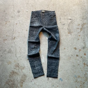 Waxed leopard pants - Waxed byxor med leopard print. Vintage skick utan flaws. Skinny passform 