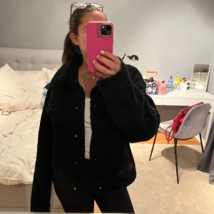 Höstjacka - Jätteskön och varm jacka perfekt till hösten. Den är fodrad. Väldigt sparsamt använd så nästan i nyskick. 