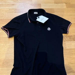 Moncler pike - Tjo säljer min moncler pike i nyskick! Väldigt snygg och passar i prencip till allt. Skriv vid frågor o funderingar, samt fler bilder! 👌färg mörkblå