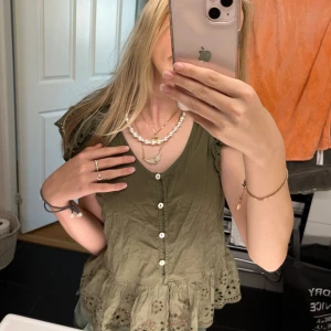 Grön blus - Jättefin blus! Superbra skick, storlek 34 men känns som en xs, använt ett fåtal gånger 💕