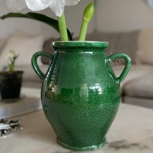 Grön urna vas kruka - Otroligt fin i keramik! Storlek: Höjd 25 cm Bredd 20 cm Djup 24 Får plats med en kruka som är ca 12 cm bredd