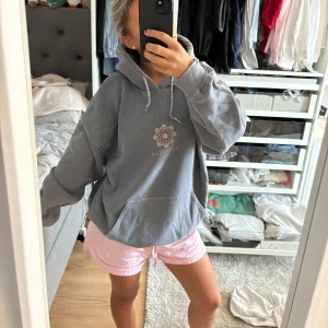 Urban outfitters hoodie - Skit cool Hoodie som är så skön! Kommer ej till användning längre därför säljer jag❤️ Nypris 700kr