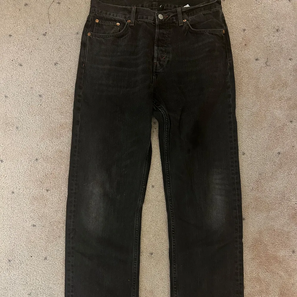 Säljer dessa Weekday jeans modell ”space” med snygg tvätt då dem inte kommer till användning längre. Nypris cirka 600kr jag säljer för 179kr.  Fraktar samt möts upp inom rimligt avstånd.. Jeans & Byxor.