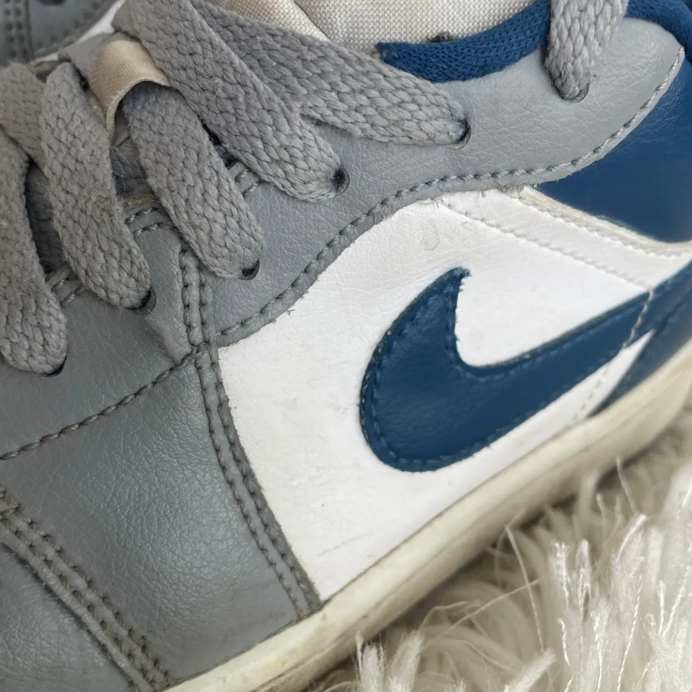 Säljer dessa asnygga Jordan 1 low i storlek 38, de har några enstaka deffekter och därav priset. Orginalpriset är 2500 kr. Priset kan absolut diskuteras och fråga om ni har fler frågor! . Kengät.