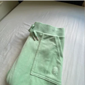 Ljus gröna juicy tröja och byxor💚 - Säljer pga att dom var förstora på mig använda ca 2 gånger💚