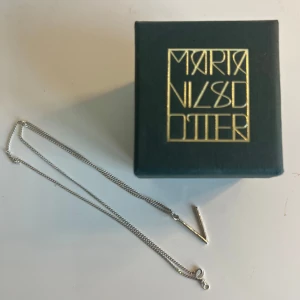 Bokstavshalsband Maria Nilsdotter - Så fint bokstavshalsband från Maria Nilsdotter, använder bara guldsmycken numera tyvärr. Bokstaven är MN, ej själva kedjan, säljer bara bokstaven 