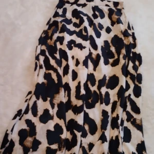 Kjol CC Fashion - En snygg kjol i leopard mönster från CC Fashion i storlek xs. Använd 1 gång så den är i nyskick. Nypris 700:-