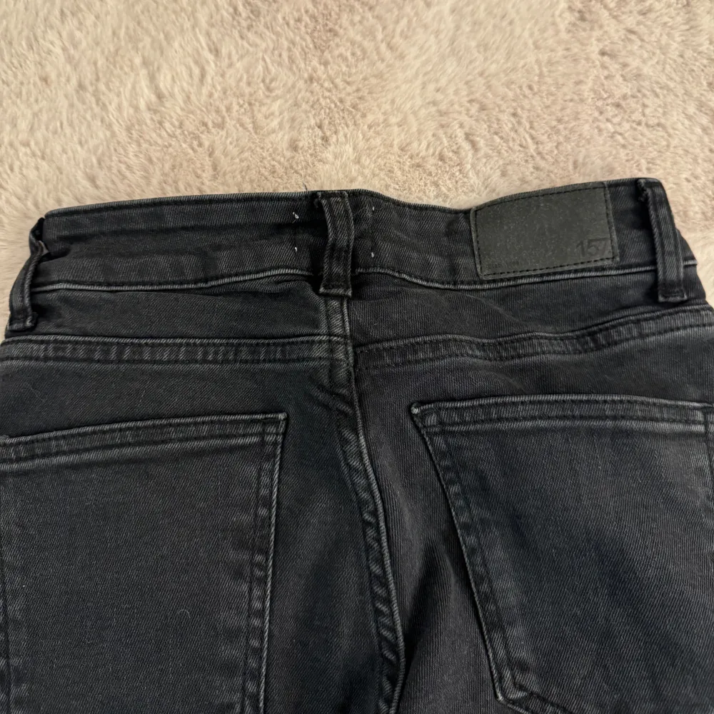 Svarta low boot jeans köpte på lager 157. Väldigt bra skick då de bara är använda en gång. Vet dock inte vilken storlek men tror xs/s . Jeans & Byxor.