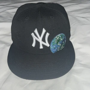 New era keps - Säljer denna new era keps som jag fick i present då den är för lite 