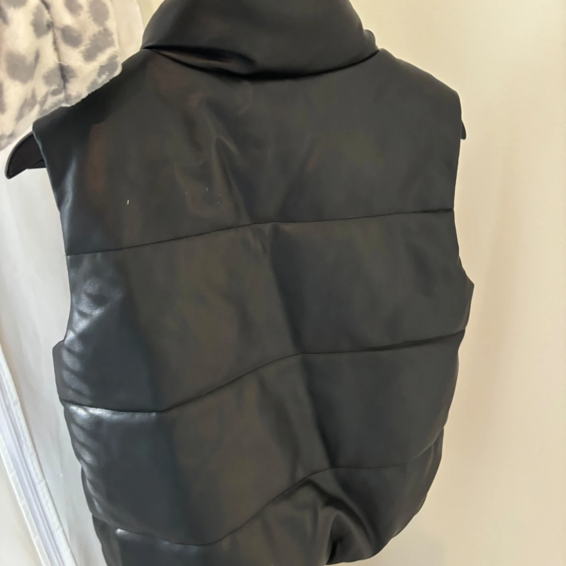 Fejk skinn väst - 91