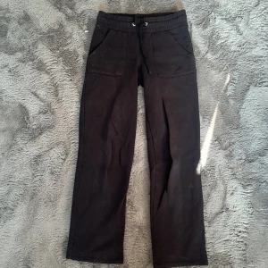 Svarta mjukisbyxor lager 157 - Tyvärr växt ut dessa, inget märkvärdigt med dem