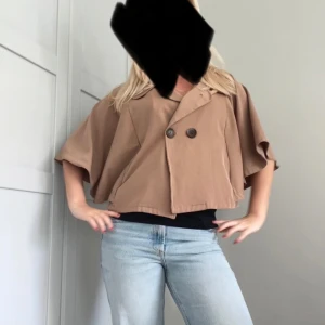 Poncho/jacka  - Säljer så fin poncho/jacka som är perfekt till hösten